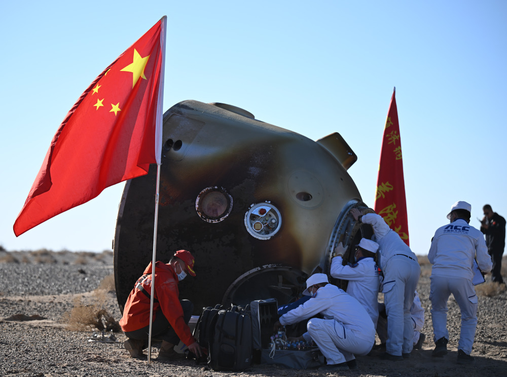 新华全媒 丨神舟十七号载人飞船返回舱成功着陆(2)