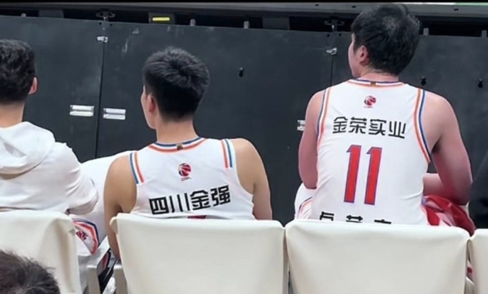 左边这位球员的球衣背面为四川金强,而右边卢艺文的球衣背面为金荣