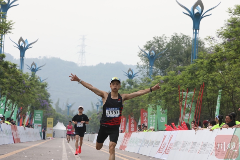 全国"村跑"在宜宾南溪长江第一湾鸣枪开跑  两箩筐奖品选手直呼拿不动