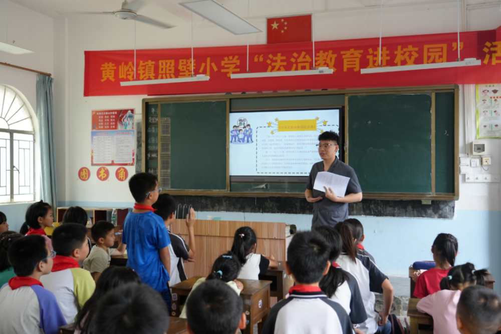 此次法治教育进校园活动覆盖了黄岭镇所辖17所中小学3300多名学生