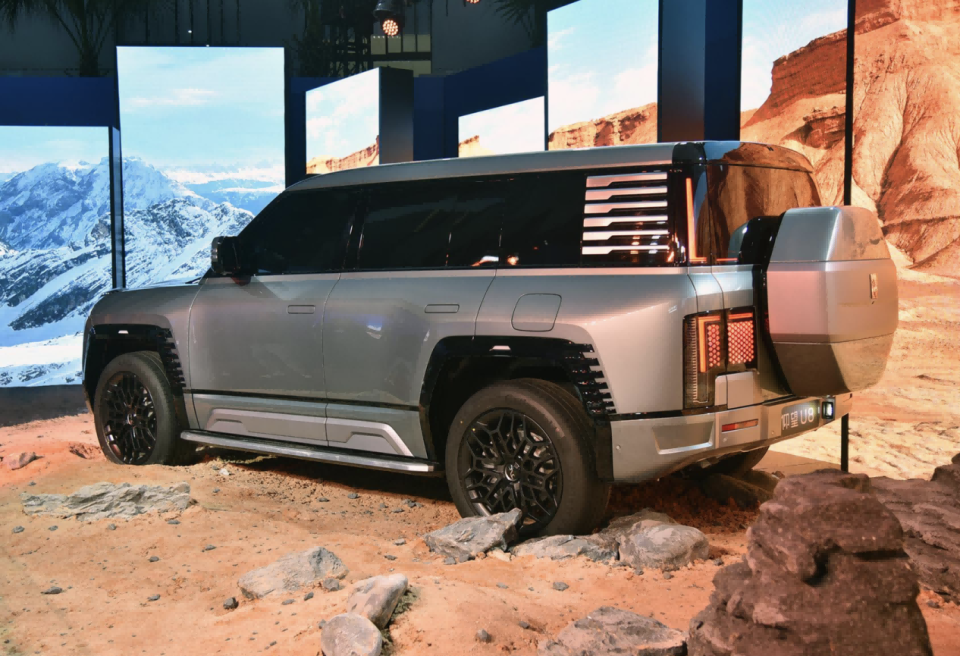 同为大型越野suv 买百万级比亚迪仰望u8还是60万级猛士917?_腾讯新闻