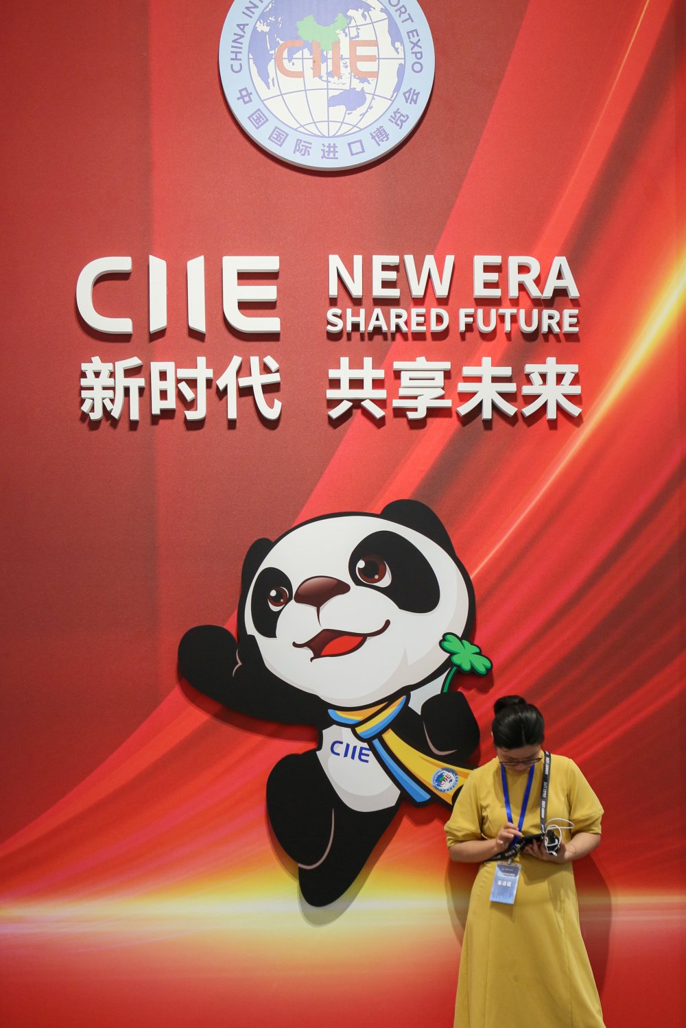 7月26日,媒体记者在位于国家会展中心(上海)的进博文化展示中心.