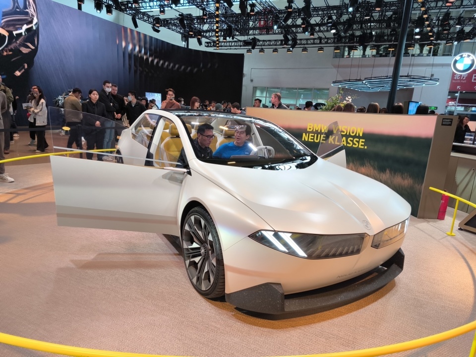 IT之家实拍：宝马新世代概念车 Vision Neue Klasse 亮相北京车展_腾讯新闻
