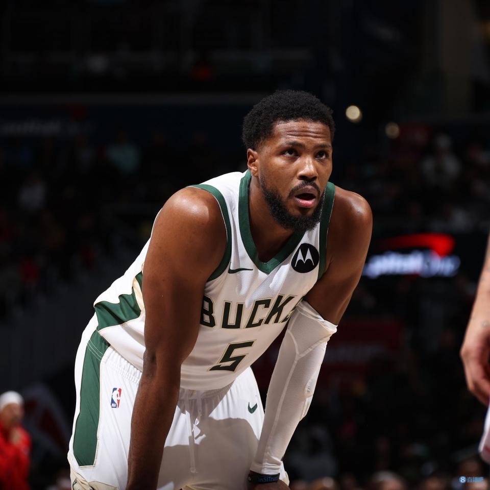 双铁兄弟半场克劳德5中1拿2分比斯利7中1三分5中0也拿2分