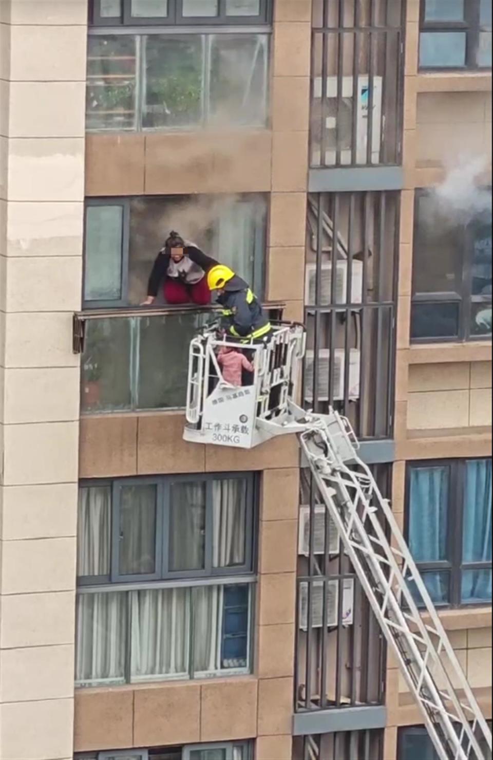 消防员感人照片图片