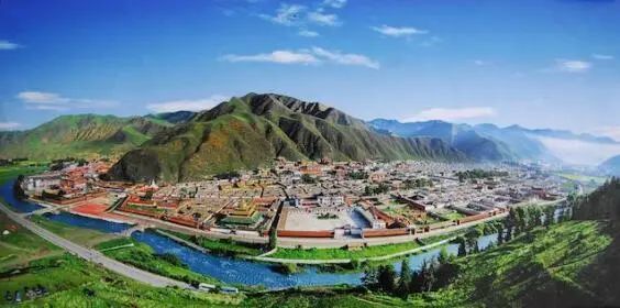 夏河位于甘青川三省交汇地带,是距离内地最近的雪域高