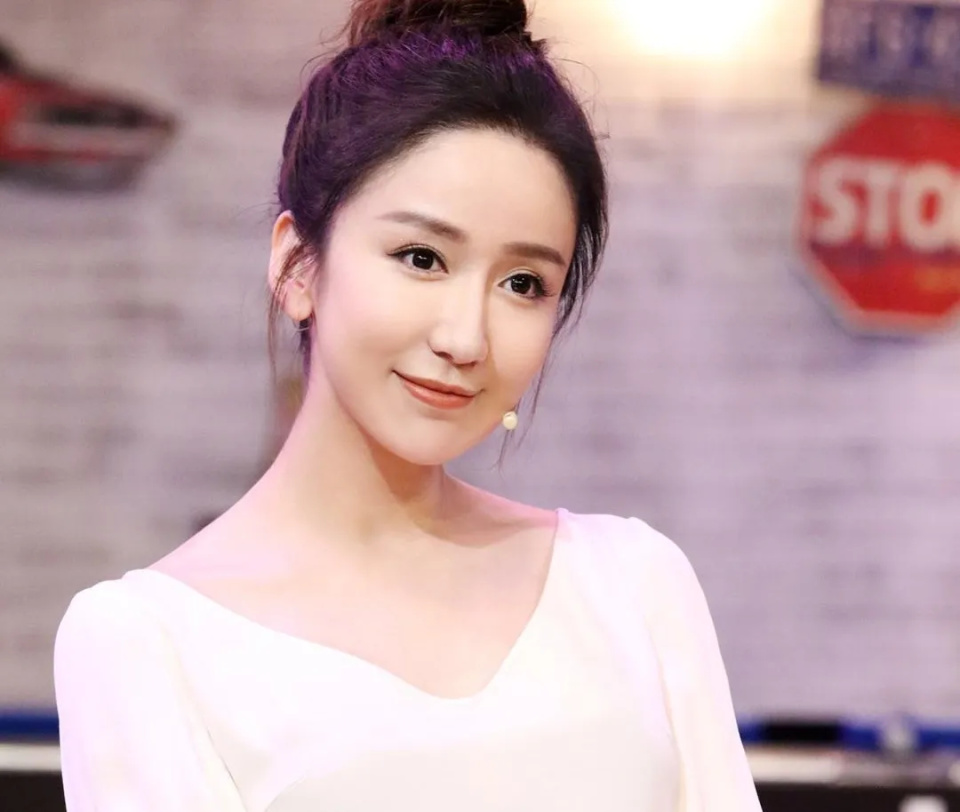 娄艺潇新恋情被曝光,与男友如胶似漆,曾自曝理想型是霍建华