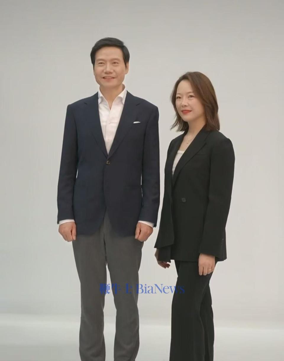 雷军与小米高管拍全家福:我这身衣服选的怎么样?