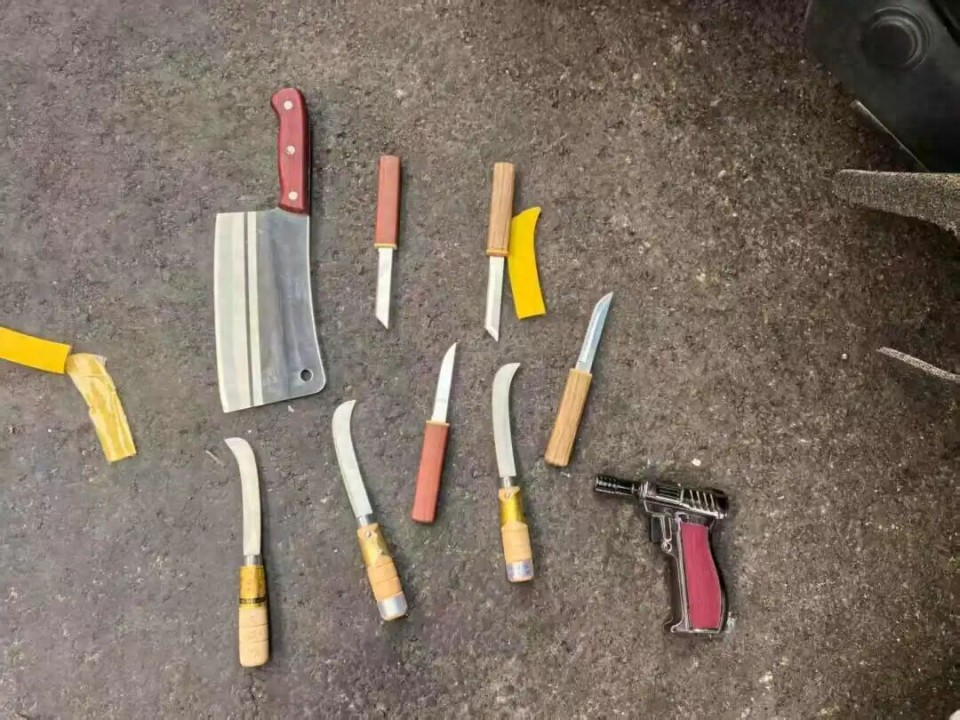 逃犯街头持刀拒捕，警民3分钟夺刀！_腾讯新闻