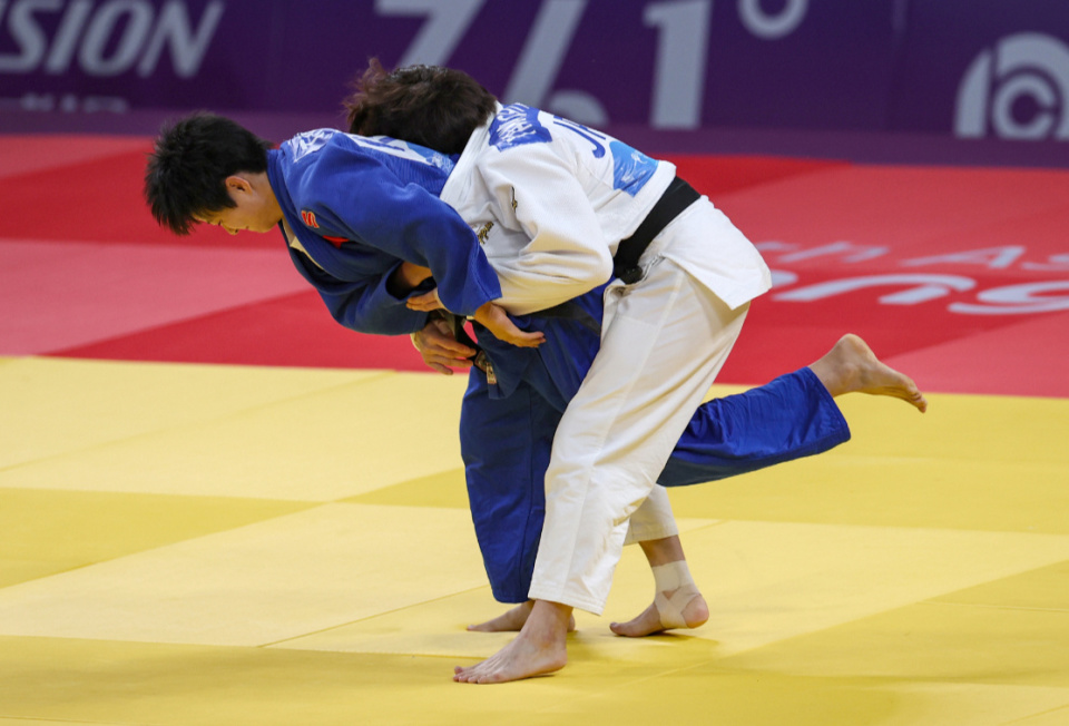 杭州亚运会女子63公斤级柔道决赛中国选手唐婧摘银