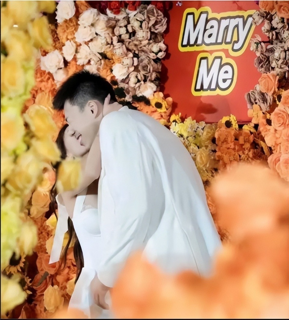 张镇麟与女友杭州领证结婚,广厦mc赛前播放《今天你要嫁给我》