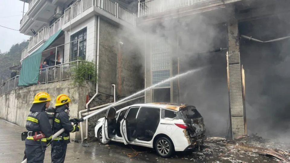 突发大火益阳一汽修店发生火灾火势凶猛一人被困天台