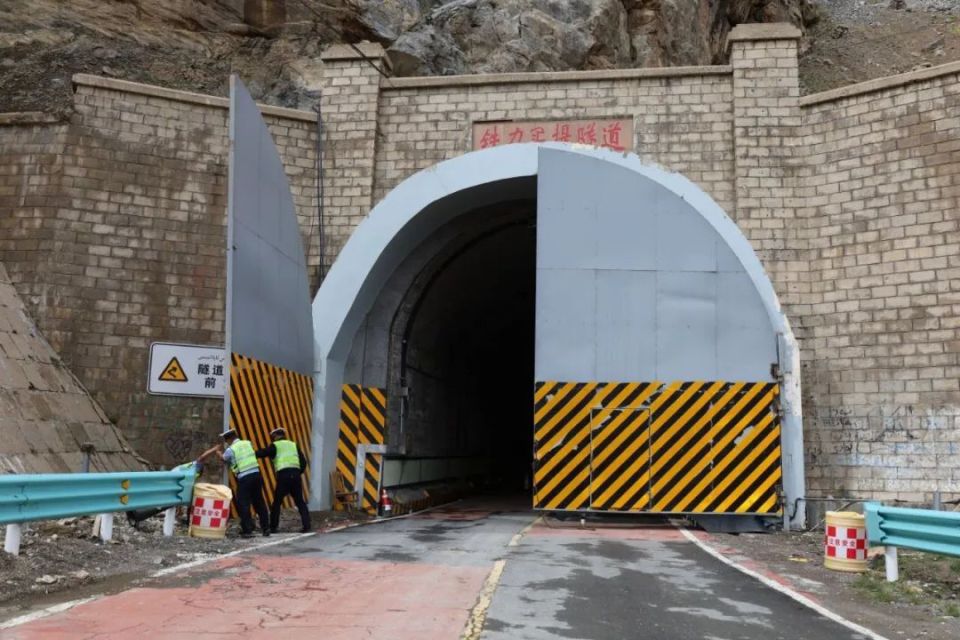 库车交警对独库公路库车段开展隐患排查