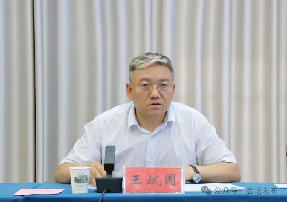 王斌国介绍了公司业务板块和发展情况,并对金塔县经济社会发展的成效