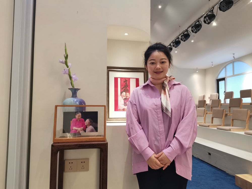 演了24年老人的95后豫剧演员谢彦巧:曾因个头不高,身形胖遭质疑,"下笨