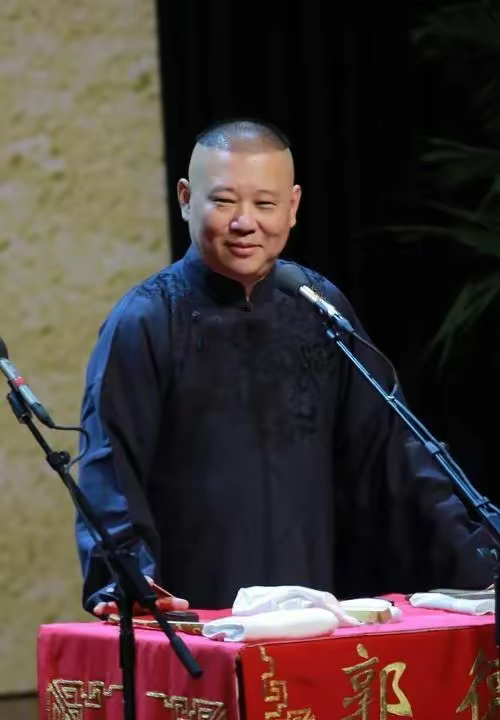 岳云鹏和郭德纲郭麒麟父子聚会,三人中老郭最瘦,桌上食物引热议_腾讯