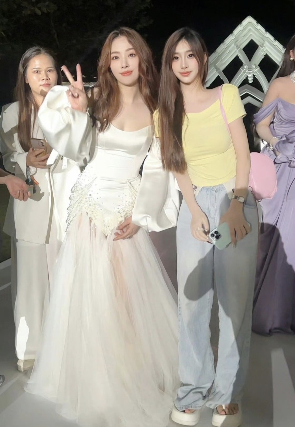 郭碧婷和向太同台看秀身材发福像怀三胎向别人炫耀手上大钻戒