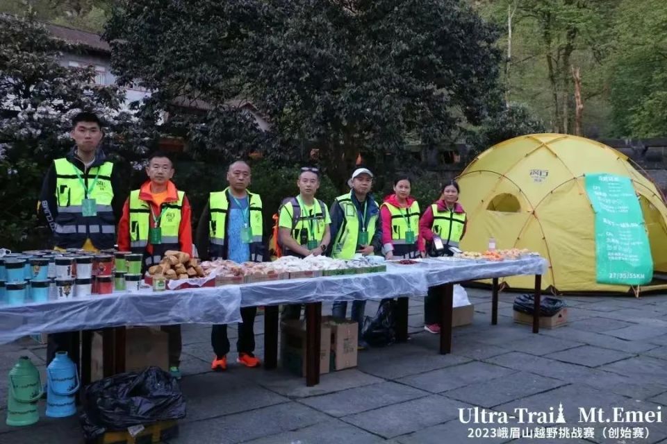 仙峰寺,海拔1796m,为云上金顶速攀组27k,秘境仙踪穿越组55k,天下峨眉