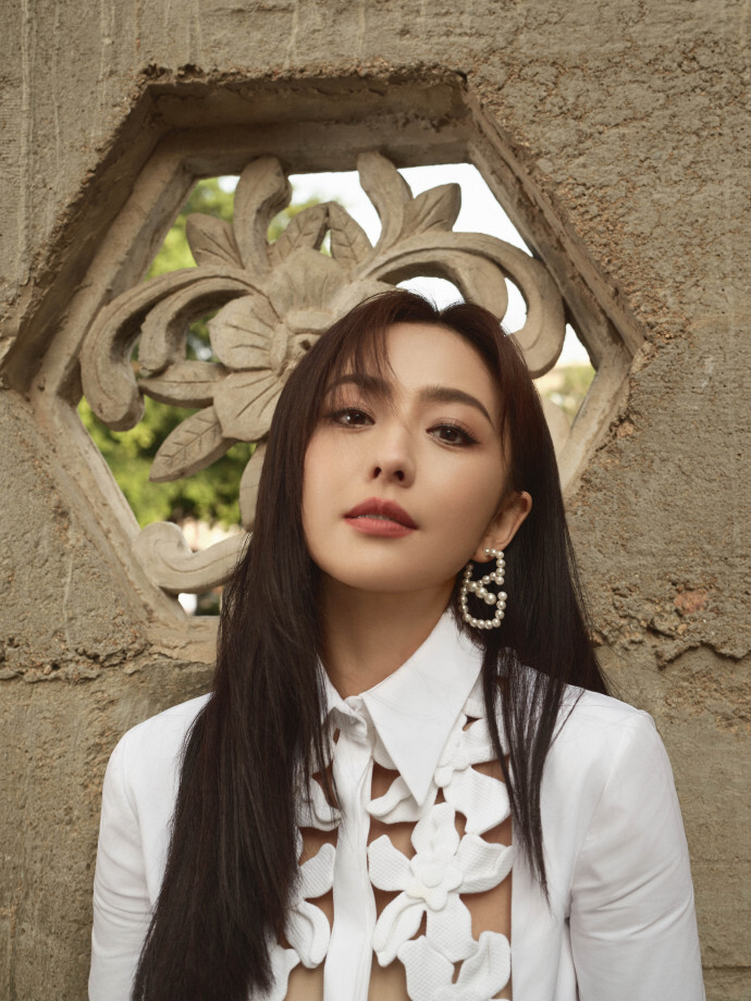 佟丽娅晒照清纯甜美似初恋,身姿曼妙惹人爱,超高发际线引人心疼_腾讯