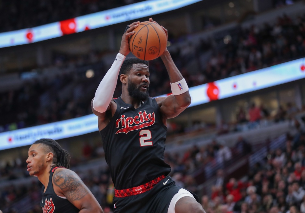 两双到手艾顿23中11拿到22分14篮板