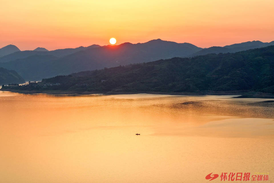 洪江市清江湖国家湿地公园呈现出一幅美轮美奂的夕阳山水画