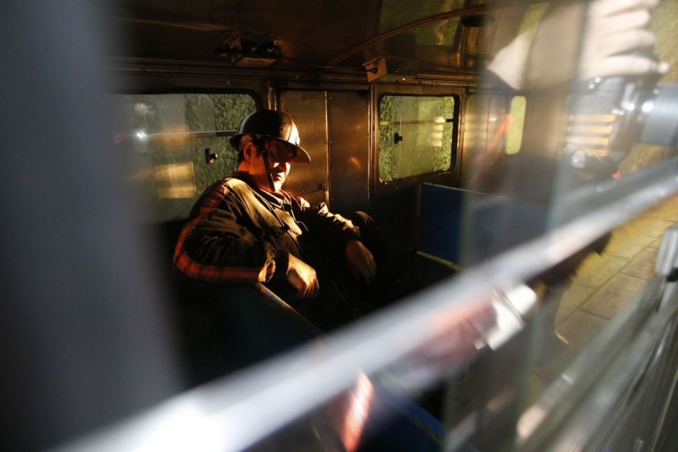 赵孟和我是同村亲戚,今年32岁,每年过年都会和我讲起他的矿工生活.