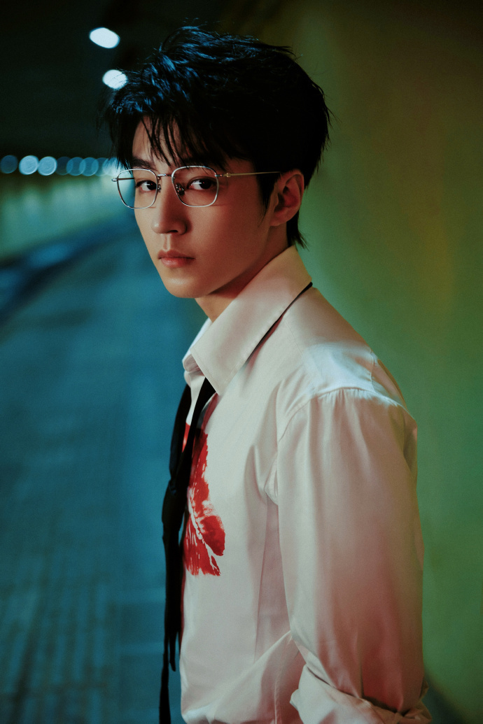 王俊凯25岁生日化身霸道总裁,阳光又帅气,王源卡点送祝福