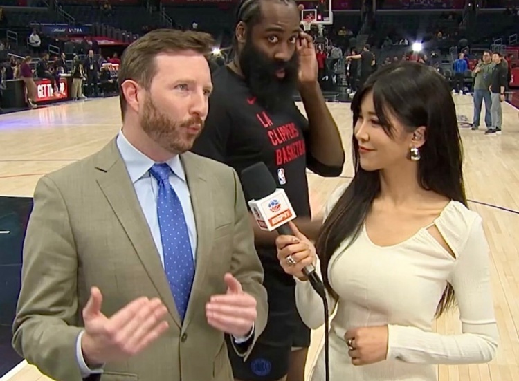 周玲安:昨日赛前 哈登特意过来在镜头前和中国球迷比了个_腾讯新闻