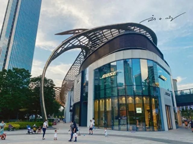 广州造型"最奇特"的轻奢商场,建筑就像迷宫,游客经常绕不出来_腾讯