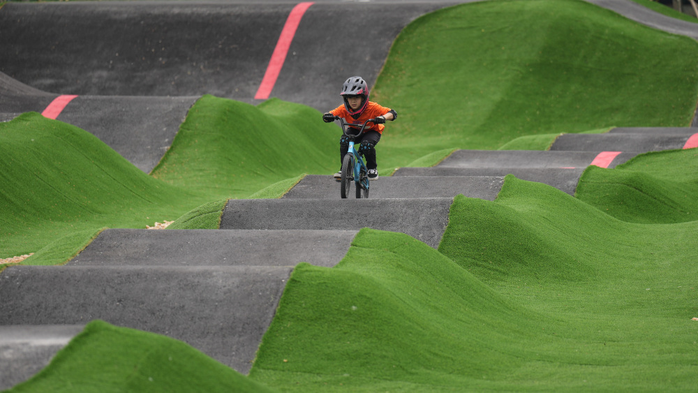 社记者 潘昱龙 摄5月27日,一个小朋友在沈阳国际泵道公园内的泵道骑行