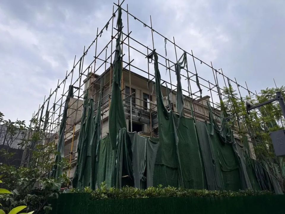 加盖一整层！今天这个小区开始强制拆除违章搭建_腾讯新闻