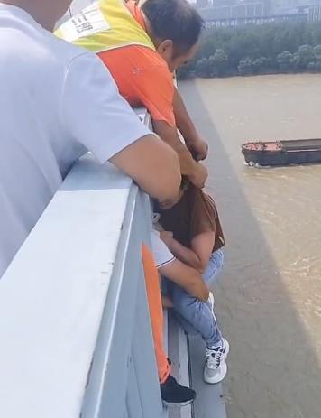 南京一男子欲跳长江大桥轻生，路人接力救援近20分钟将其拉上岸真相是什么-313啦实用网