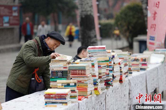 3月16日,"旧书新知·读书报国"北京报国寺古旧书市暨首届晒书节.