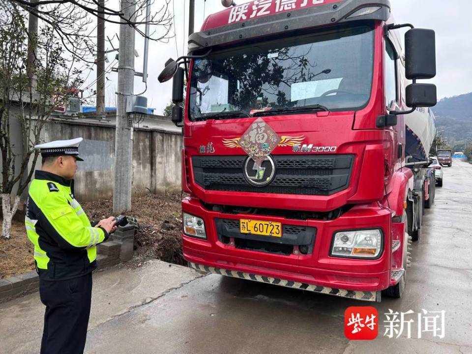 一些貨車司機圖方便各種花式違停,貨車違停會佔據道路空間,不僅阻礙