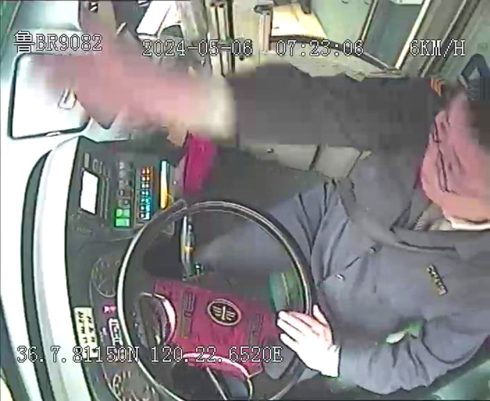 公交车主动45度礼让  30秒内"让"出生命通道