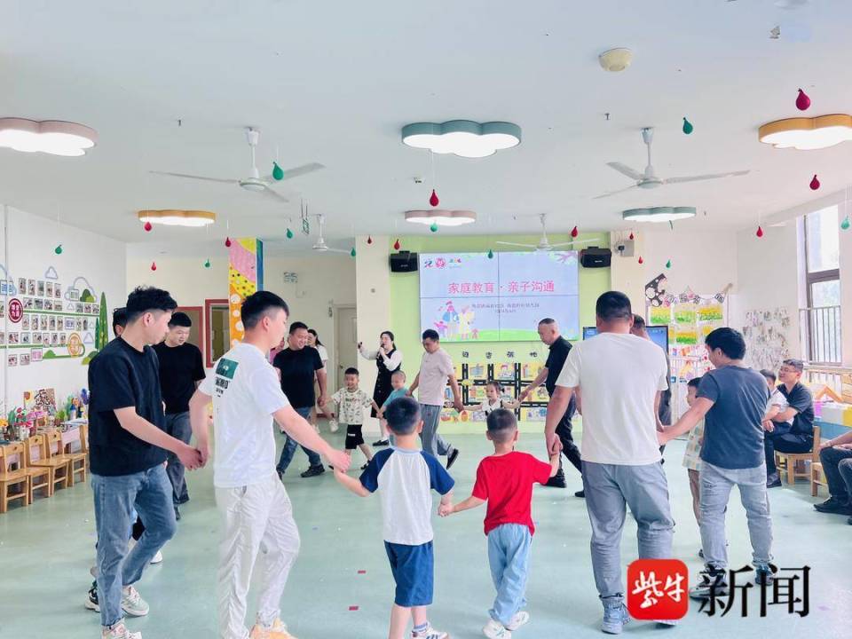 6月14日,常熟市海虞镇丽都社区联合常熟市海虞府前幼儿园开展感恩