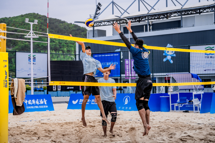 百余名球员沙场练兵备战全国沙排大满贯