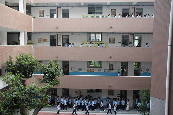 防患于未燃成都市盐道街中学举行消防应急疏散演练活动