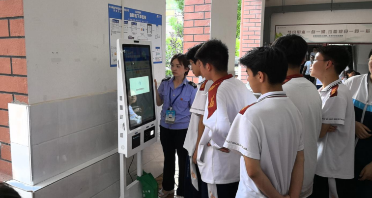 汽车运输有限责任公司兴义客运东站率先以兴义五中,兴义十中为试点,在