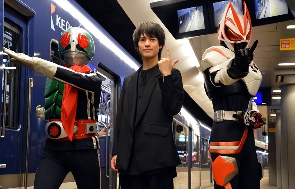 看看5年后的假面骑士时王演员小魔王的气质已经变成了逢魔时王