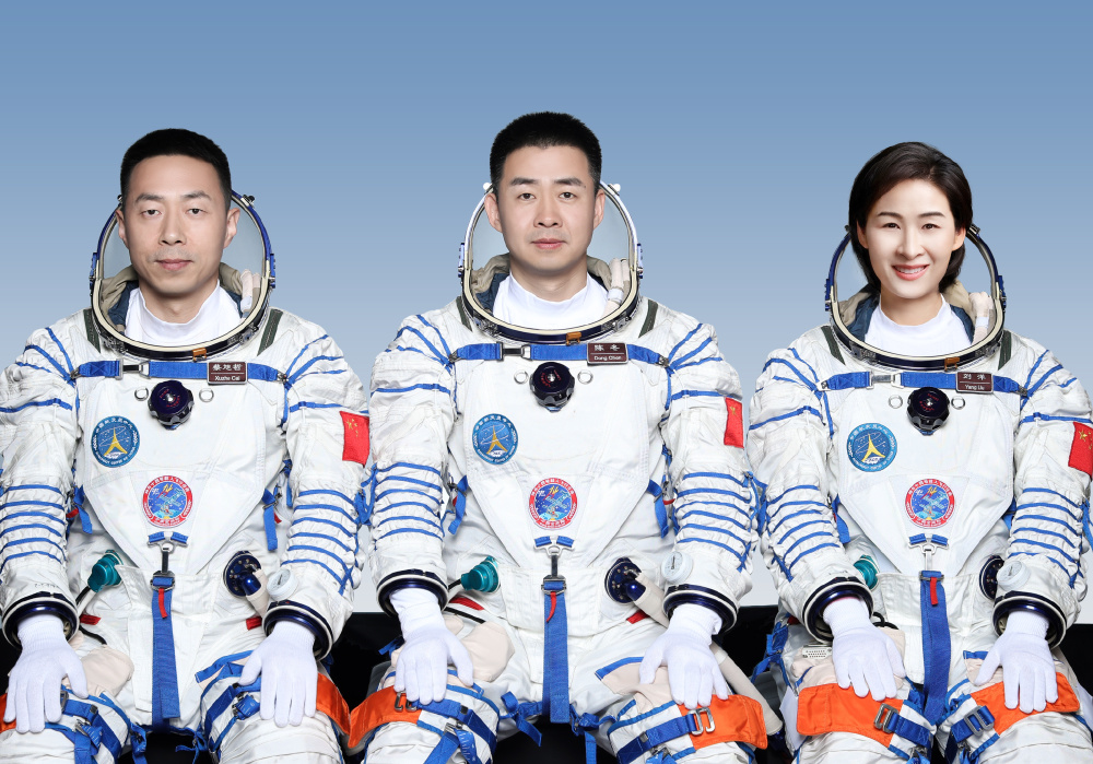 刘洋是中国第1位飞天女航天员,同时也是第2批航天员中首位飞天航天员