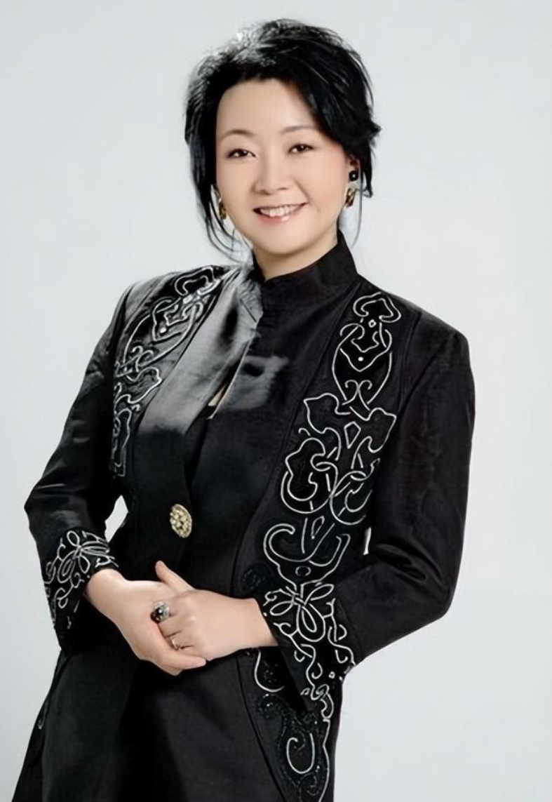 他爱慕萨日娜20年,先后娶两任娇妻,老来得子又离婚,62岁太难熬