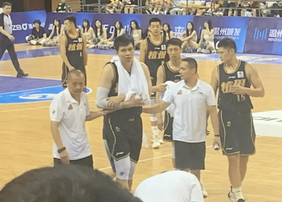 广厦恶汉许钟豪伤愈归队,第三阶段复出率队冲击总冠军_腾讯新闻