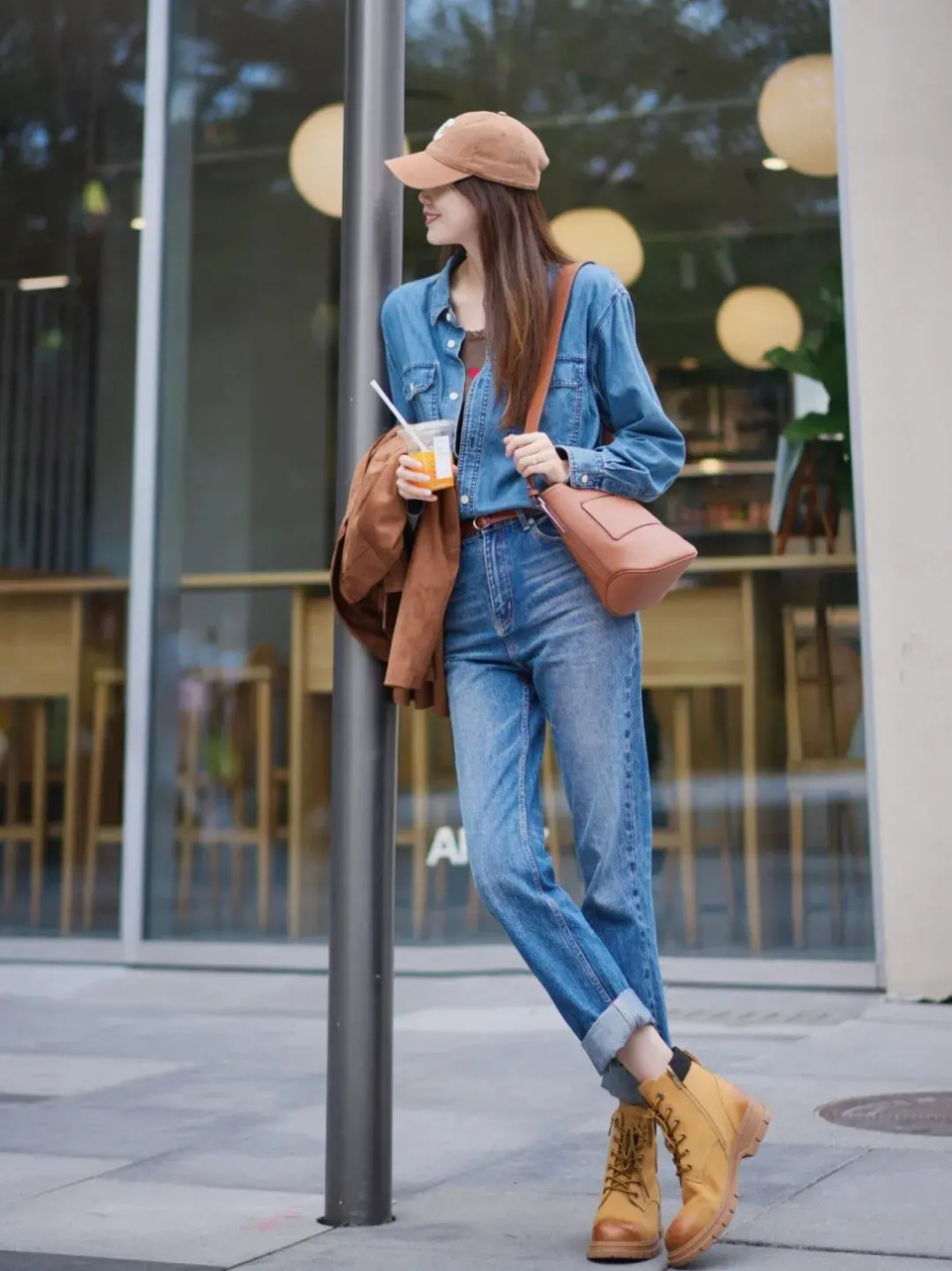 秋季,"马丁靴"这么穿真的很美,街拍达人都上头,照着穿都很美,穿来穿去