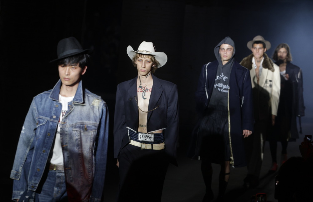 10月25日,模特在西班牙巴塞罗那080时装秀上展示custo barcelona品牌