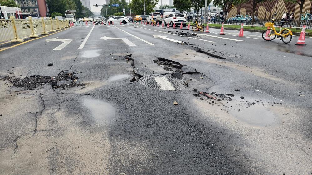 为确保通行安全,已临时将该方向四条机动车道管制通行,现场仅留一条