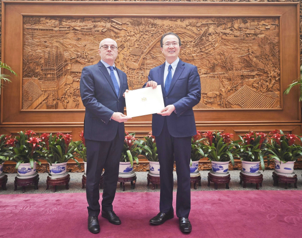外交部礼宾司司长洪磊分别接受格鲁吉亚西班牙新任驻华大使递交国书