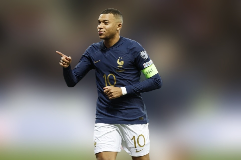 姆巴佩2传3射140法国队踢疯了7战全胜甩荷兰队6分领跑