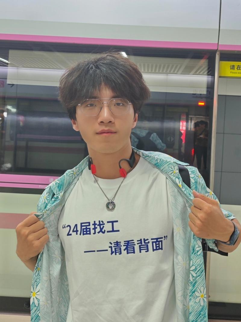 文明網(wǎng)：劉伯溫一肖一碼免費(fèi)大公開985高校畢業(yè)生把簡(jiǎn)歷“穿”身上找工作走紅，當(dāng)事人：讀研前想實(shí)習(xí)
