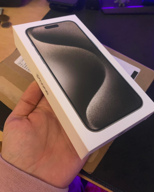 苹果官网买iphone 15竟收到山寨机?太离谱……-腾讯新闻